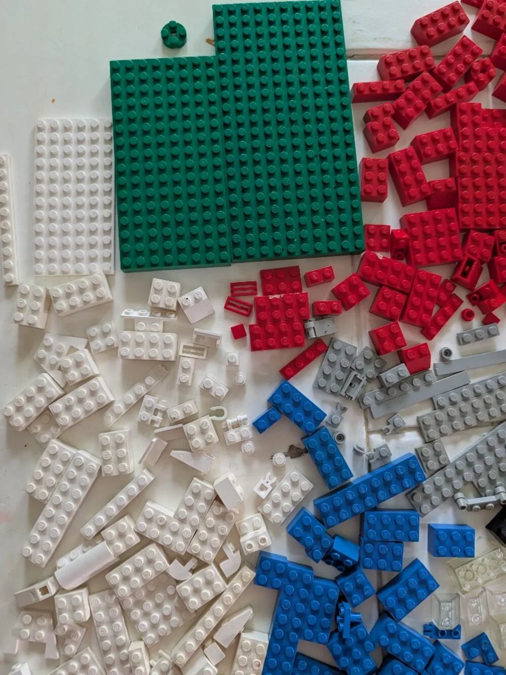 VTG 80s 90s LEGO Lot 600+ Pieces Minifig Parts Figure Bricks Plates Window Wheel